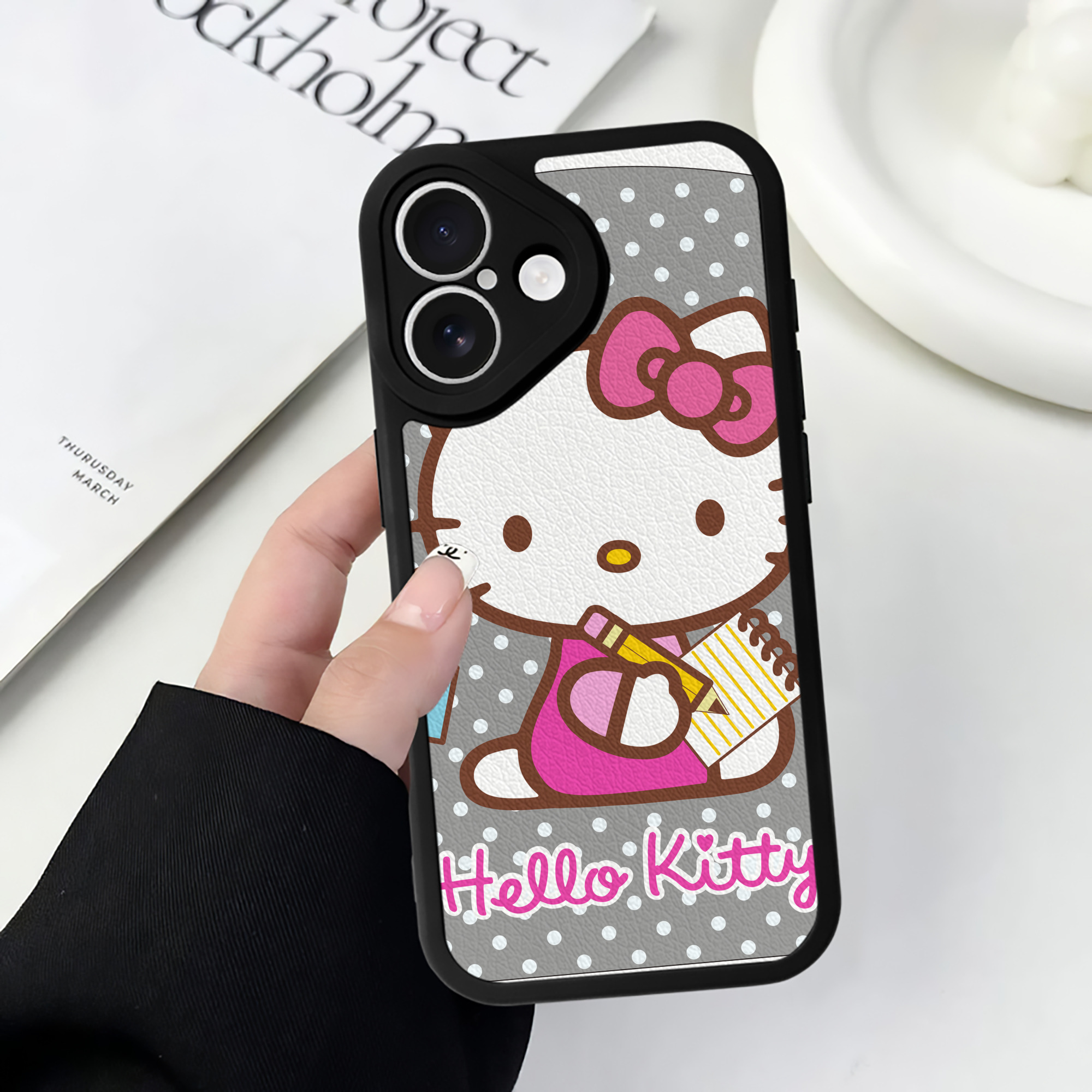 （画像用） Hello Kitty ハローキティ 【iPhone 16シリーズ対応】シリコンスマホケース（レザー調） 材質：シリコン